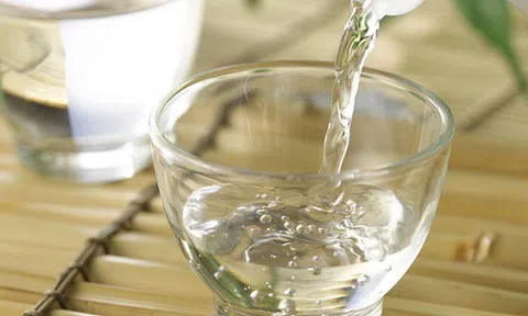 5 mẹo hay giúp xử lý sạch vết dầu mỡ bám khi nấu ăn