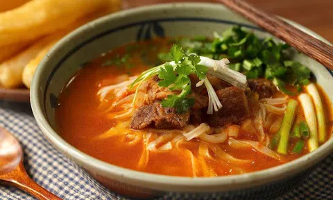 Phở bò sốt vang ngon đậm đà, hương vị khó quên ngày se lạnh