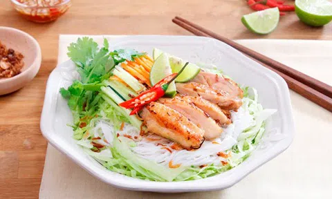 Bún trộn gà áp chảo ăn hoài không chán