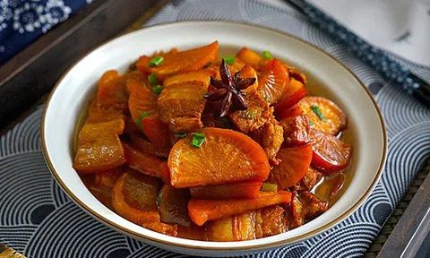 Ba chỉ heo hầm củ cải trắng đưa cơm, đậm hương vị gia đình