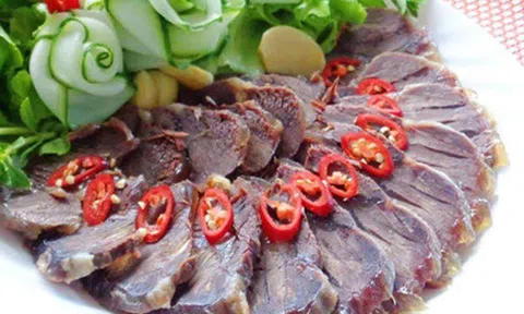 Bắp bò rim lạ miệng, bắt mắt nhờ 4 bước dễ làm