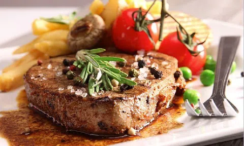 Cách làm bò bít tết tiêu xanh thơm ngon đúng điệu