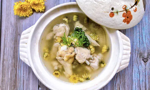 Canh gà hoa cúc bổ dưỡng, làm ấm cơ thể ngày đông