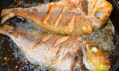 5 mẹo chiên cá giòn tan, không bắn dầu, không dính chảo