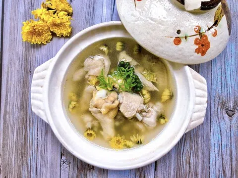 Canh gà hoa cúc bổ dưỡng, làm ấm cơ thể ngày đông